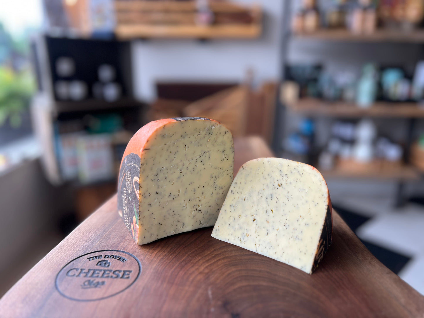 ROASTED GARLIC & DILL GOUDA